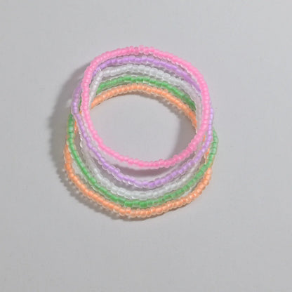 Leuchtendes Regenbogen-Fußkettchen-Set aus Acryl-Reisperlen für Damen – Elastisches, farbenfrohes Fußkettchen