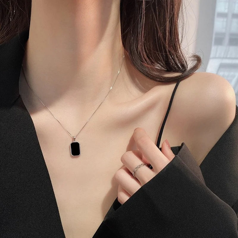 Collier carré noir couleur argent, pendentif lettre, bijoux