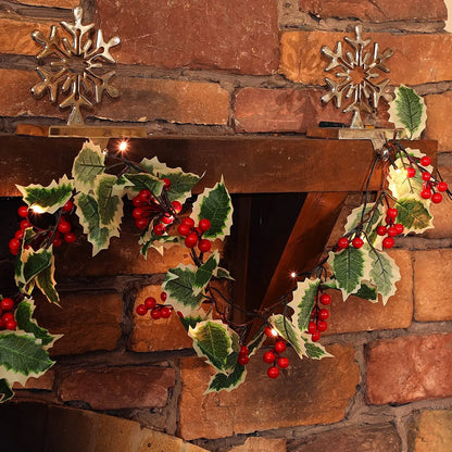 Guirlande et couronne de Noël avec baies et houx