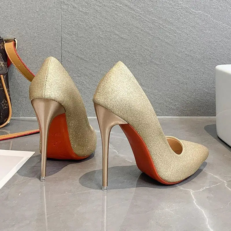 Damenschuhe mit spitzer Zehenpartie und Stilettoabsatz
