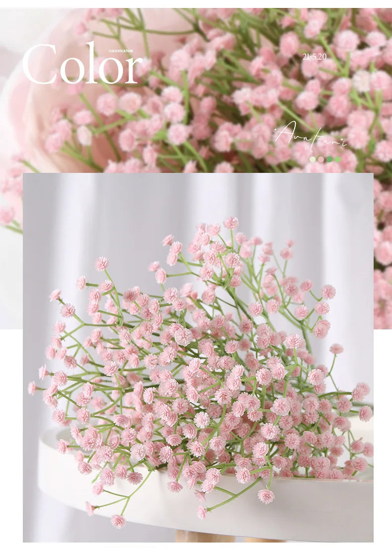 Künstliche Blumen aus Kunststoff im Grünen