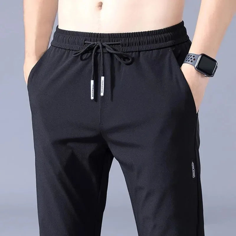 Dünne, elastische Sporthose aus Eisseide für Herren mit geradem Bein