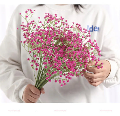 Künstliche Blumen aus Kunststoff im Grünen