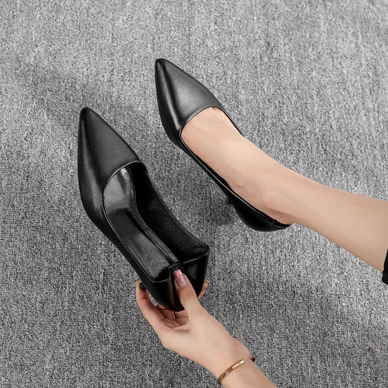 Elegante Damenschuhe aus schwarzem Leder mit dünnem Absatz für die Arbeit