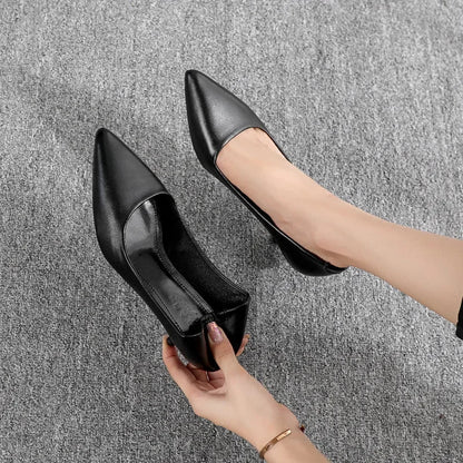Elegante Damenschuhe aus schwarzem Leder mit dünnem Absatz für die Arbeit