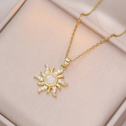Collier en or avec pendentif fleur, zircone incrustée, chaîne en acier titane et pendentif soleil en opale (1 pièce).