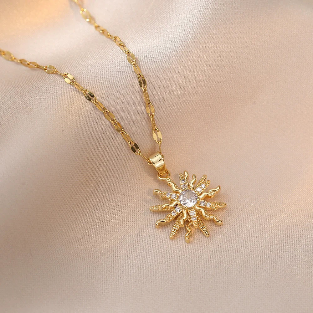 Collier en or avec pendentif fleur, zircone incrustée, chaîne en acier titane et pendentif soleil en opale (1 pièce).