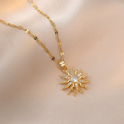Collier en or avec pendentif fleur, zircone incrustée, chaîne en acier titane et pendentif soleil en opale (1 pièce).