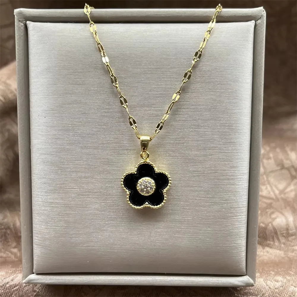 Collier en or avec pendentif fleur, zircone incrustée, chaîne en acier titane et pendentif soleil en opale (1 pièce).
