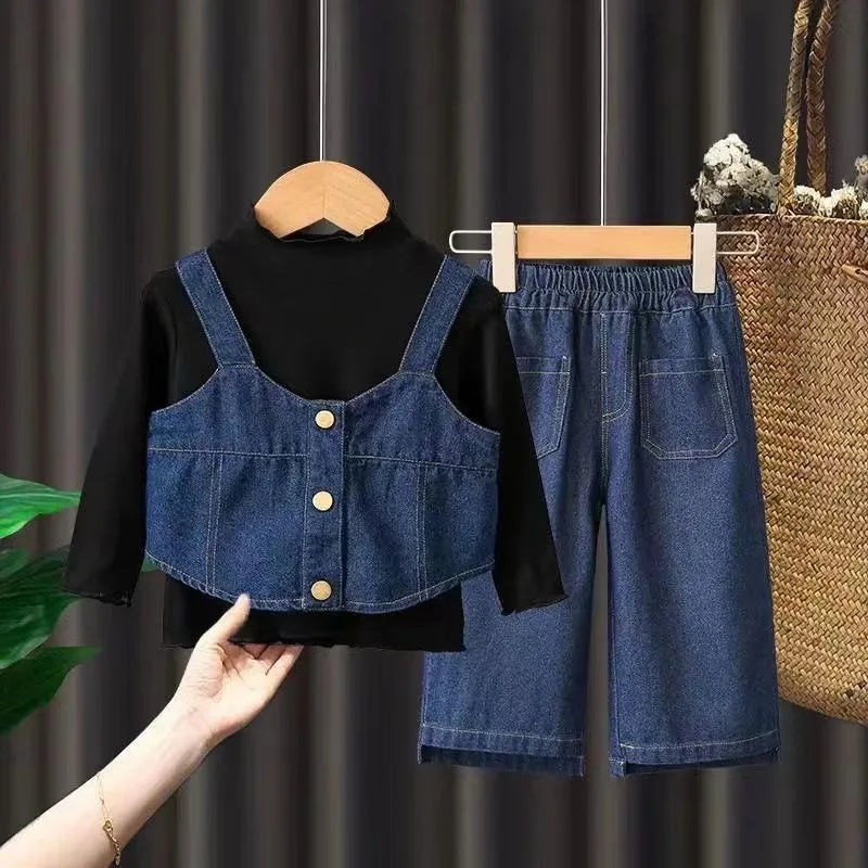 Einfarbiges Strapsoberteil mit großer Schleife für Babys und Mädchen mit blauen Schlagjeans