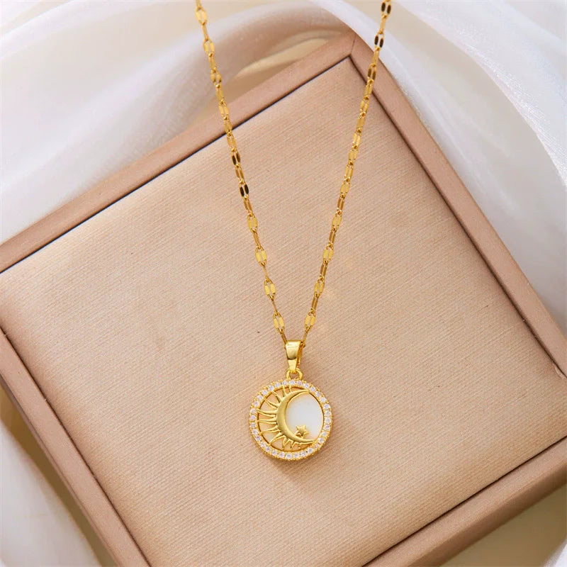 Collier en or avec pendentif fleur, zircone incrustée, chaîne en acier titane et pendentif soleil en opale (1 pièce).