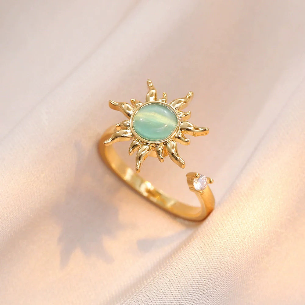 Collier en or avec pendentif fleur, zircone incrustée, chaîne en acier titane et pendentif soleil en opale (1 pièce).