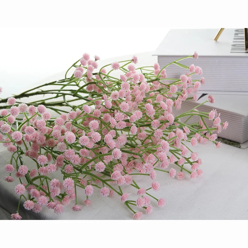 Künstliche Blumen aus Kunststoff im Grünen