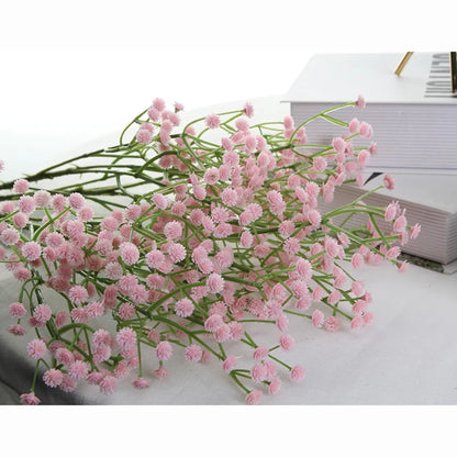 Künstliche Blumen aus Kunststoff im Grünen