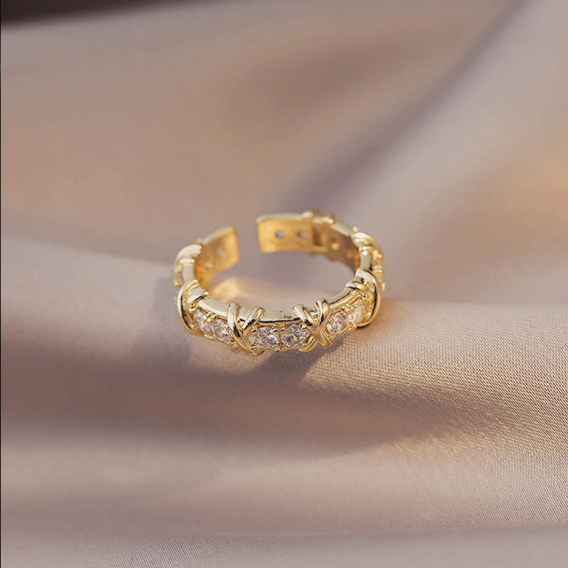 Bague de fiançailles géométrique en zircone cubique pour femme