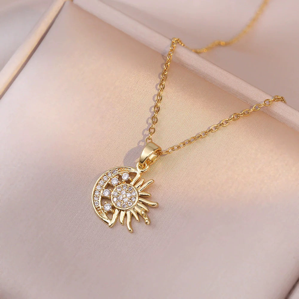 Collier en or avec pendentif fleur, zircone incrustée, chaîne en acier titane et pendentif soleil en opale (1 pièce).