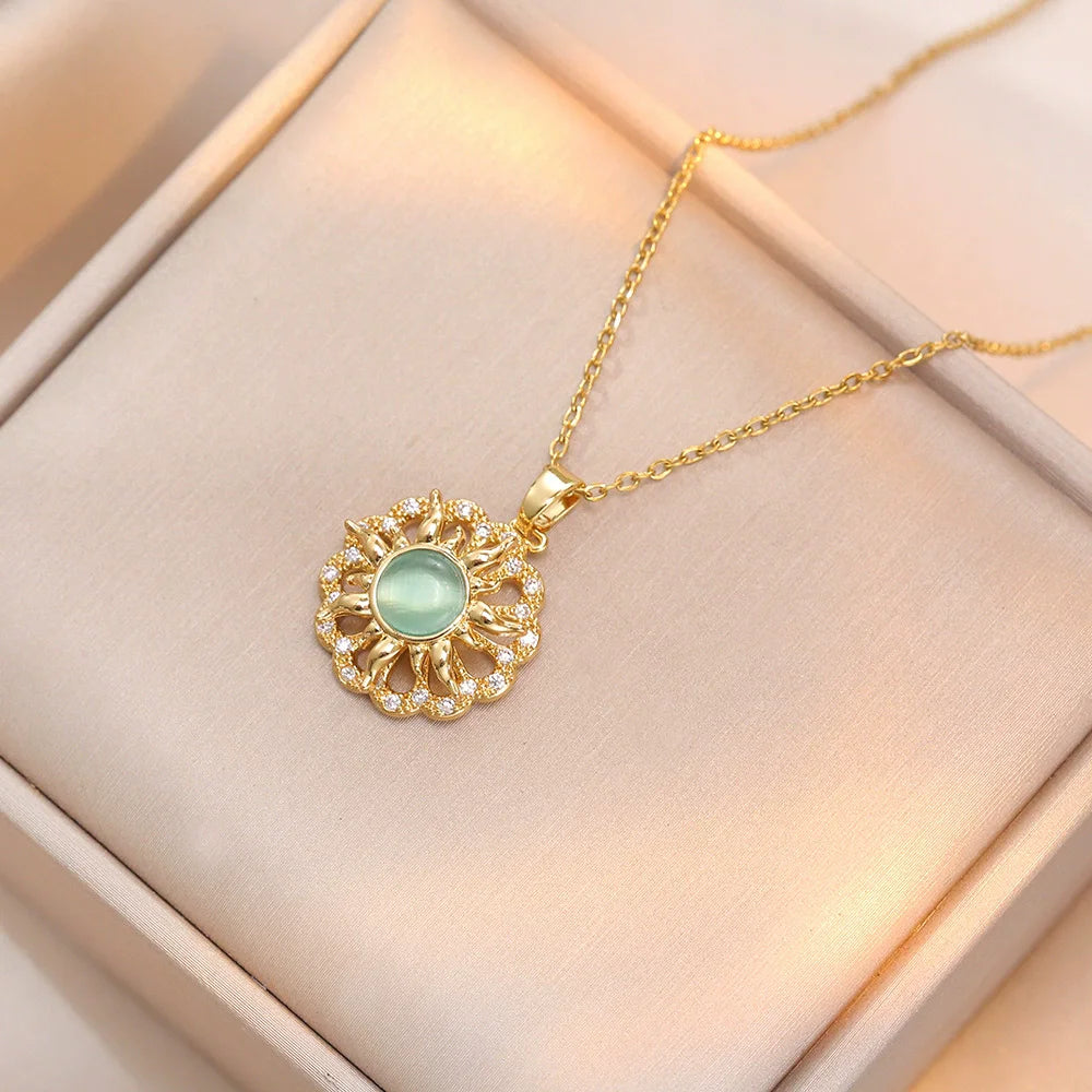 Collier en or avec pendentif fleur, zircone incrustée, chaîne en acier titane et pendentif soleil en opale (1 pièce).