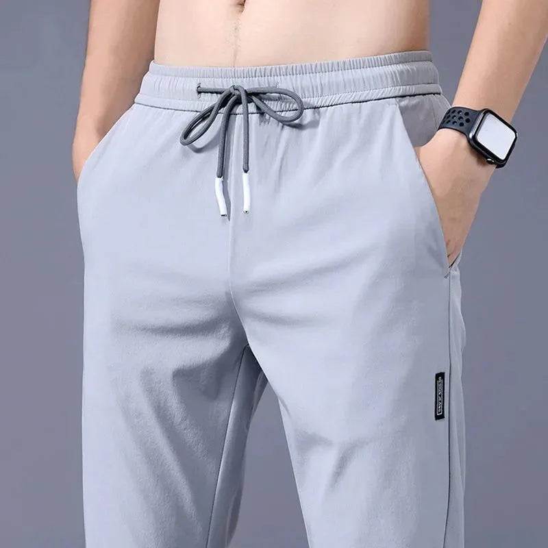 Dünne, elastische Sporthose aus Eisseide für Herren mit geradem Bein