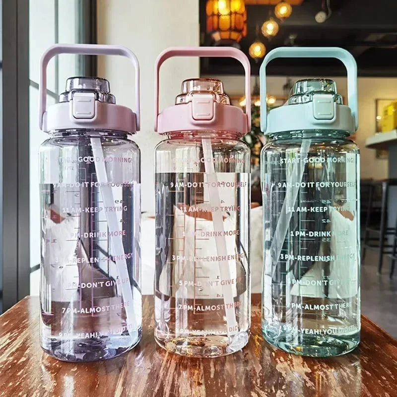 Auslaufsichere Plastikwasserflasche mit großem Fassungsvermögen