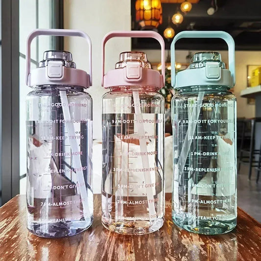 Auslaufsichere Plastikwasserflasche mit großem Fassungsvermögen