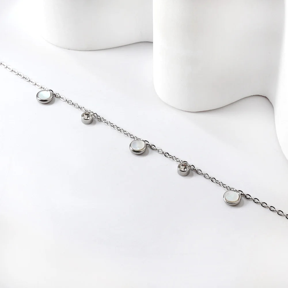 Damenarmband aus vergoldetem Edelstahl mit weißer Muschel und Zirkonia