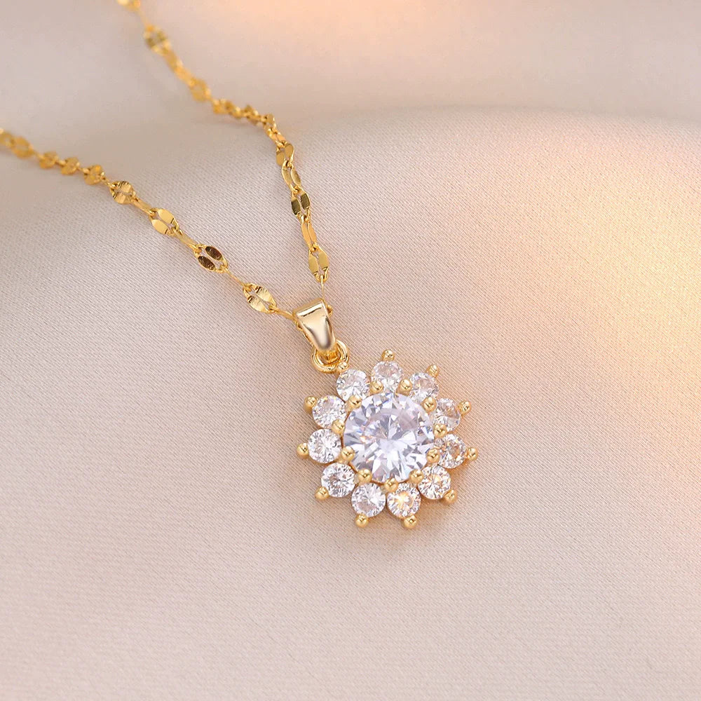 Collier en or avec pendentif fleur, zircone incrustée, chaîne en acier titane et pendentif soleil en opale (1 pièce).